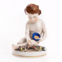 Dziecko karmiące ptaszki, figurka porcelanowa, XX w.